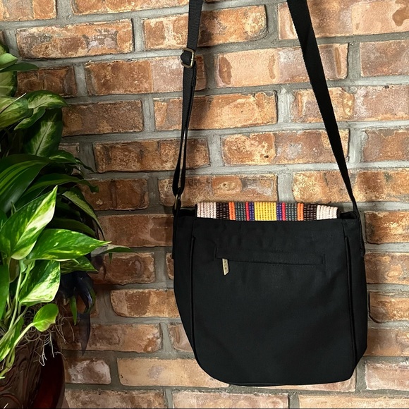 BNWT BU ZHI YUN TOTE STYLE BAG WITH MAGNETIC SNAP AND FOUR POCKETS. - Picture 4 of 8